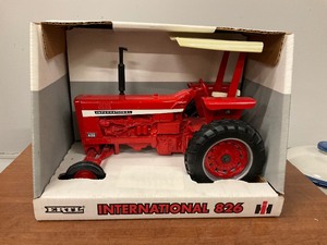 lot 102 image: Ertl International 826 Tractor 116th scale