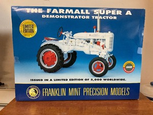 lot 104 image: Franklin Mint Farmall Super A Tractor 112 Scale Die Cast Metal