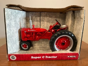 lot 109 image: Ertl Farmall Super C Tractor 116th Scale