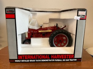 lot 110 image: SpecCast International Harvester Farmall 350 Gas Tractor Model
