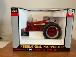 lot 111 image: Die Cast Metal International Harvester 450 Farmall Tractor 116th scale