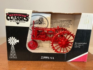 lot 112 image: Country Classics Farmall Tractor Model
