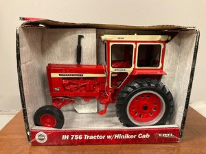 lot 113 image: Ertl IH 756 Tractor with Hiniker Cab 116th scale