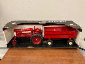 lot 117 image: Ertl Farmall 350 Tractor and Wagon Set 116th scale