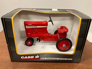 lot 120 image: Ertl International 1026 Pedal Tractor 16th scale