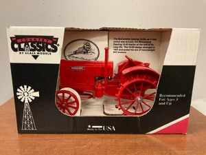 lot 124 image: Country Classics Case Tractor Model