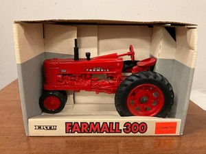 lot 125 image: Ertl Farmall 300 Tractor Model