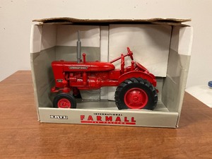 lot 126 image: Ertl Farmall 140 Tractor Model