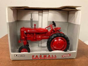 lot 127 image: Ertl Farmall Super-AV Tractor Model