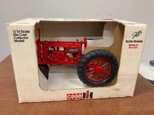 lot 128 image: Ertl Farmall Special Edition Tractor Model