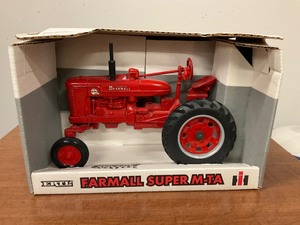 lot 129 image: Ertl Farmall Super M-TA Tract Model
