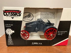 lot 131 image: Country Classics International Tractor Model