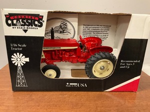 lot 132 image: Country Classics International Tractor Model
