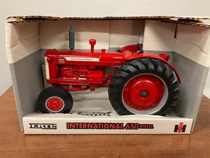 lot 137 image: Ertl International 650 Diesel Tractor Model