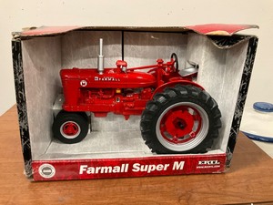 lot 140 image: Ertl Farmall Super M Tractor Model