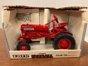 lot 142 image: Ertl Farmall Cub Tractor Model