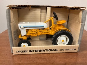 lot 144 image: Ertl Special Edition International Cub Tractor