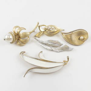 lot 94 image: Vintage Leaf & Pearl Style Gold & Silver Tone Base Metal Brooches.