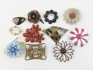 lot 95 image: Various Base Metal Brooches.