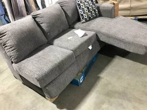 lot 125 image: RIGHT ARM FACING CHASE SECTIONAL