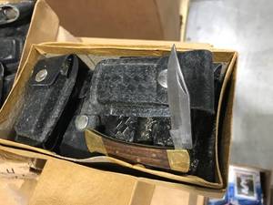 lot 106 image: 3IN FOLD UP KNIVES WITH CASES