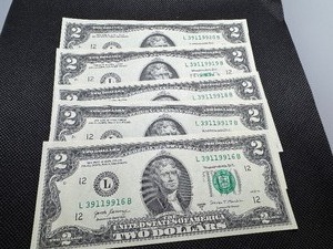 lot 129 image: Five Sequential $2 Bills