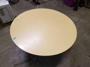 lot 17 image: Round 4  table 29  tall