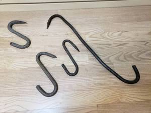 lot 32 image: 4 metal double hooks
