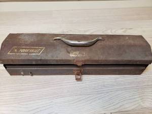 lot 49 image: Metal tool box with tools