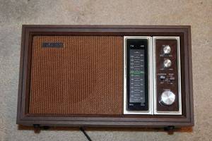 lot 11 image: Vintage Sony Solid State AMFM Radio in Wood Case