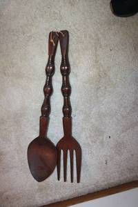lot 20 image: Large Wooden Fork and Spoon Wall Decor Set