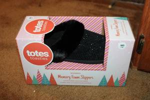 lot 44 image: Totes Toasties Womens Memory Foam Slippers Size MD 7-8