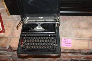 lot A-58 image: 1930s Royal Typewriter with Case