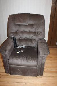 lot 59 image: Pride Lift Chair Recliner with Integrated Emergency Battery Backup