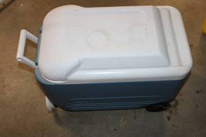 lot 89 image: Igloo 48-Quart Wheeled Cooler with Telescopic Handle