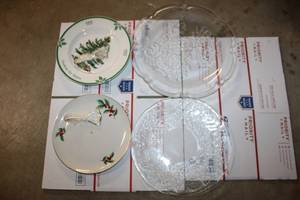 lot 94 image: Set of 4 Holiday-Themed Plates with Tree and Holly Design