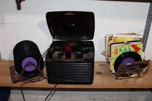 lot A-102 image: Vintage RCA Victor Record Player with Collection of Vinyl Records