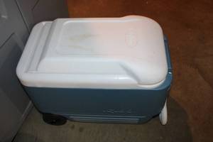 lot 118 image: Wheeled Portable Igloo Cooler with Handle