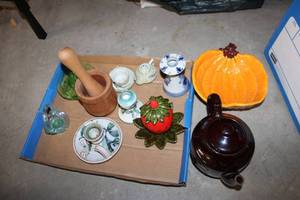lot 119 image: Assorted Ceramic and Stoneware Kitchen Decor Set