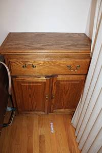 lot 129 image: Oak Wood Cabinet with Drawer and Double Doors