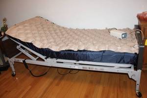 lot 133 image: Adjustable Hospital Bed with Alternating Pressure Pad