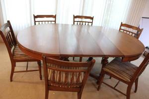 lot 172 image: Antique Oak Dining Table with 6 Matching Chairs