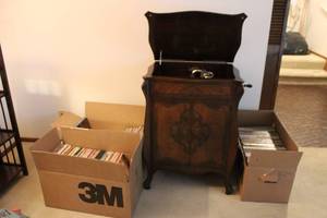 lot A-173 image: Vintage Wooden Phonograph with Record Collection