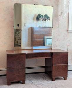 lot 8 image: Vintage Mahogany Mirrored Vanity Table
