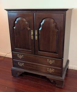 lot 23 image: Mahogany Wood Entertainment Cabinet