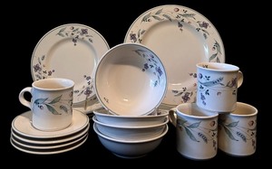 lot 39 image: Pfaltzgraff April Dinnerware