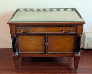lot 27 image: Vintage Weiman Glass Topped Cabinet Table
