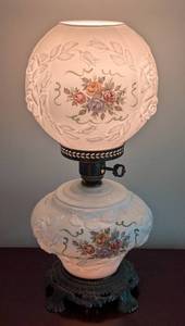 lot 19 image: Vintage Floral Patterned Hurricane Oil Lamp