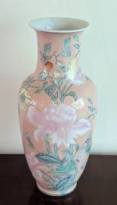 lot 64 image: WBI Painted Ceramic Chinese Vase