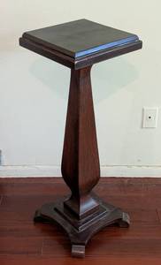 lot 81 image: Mahogany Wood Pedestal Stand